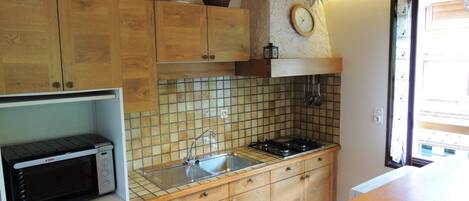 Jääkaappi, mikroaaltouuni, uuni, astianpesukone