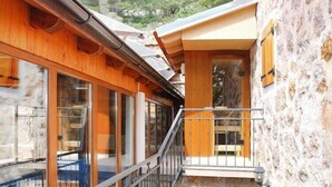 Un edificio de madera con ventanas amplias y un balcón.