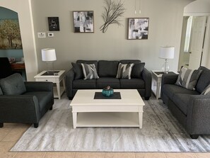 Smart-TV, Videospiele, Tischfußball, Tischtennisplatte