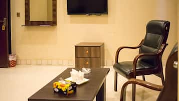 Suite | Laptop workspace, soundproofing, free WiFi, bed sheets