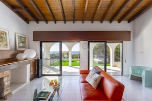 Villa, 3 chambres, fumeur, piscine privée | Aire de séjour | Téléviseur à écran plat, foyer
