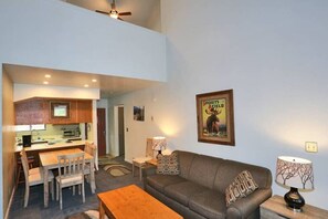 Una televisión, una chimenea