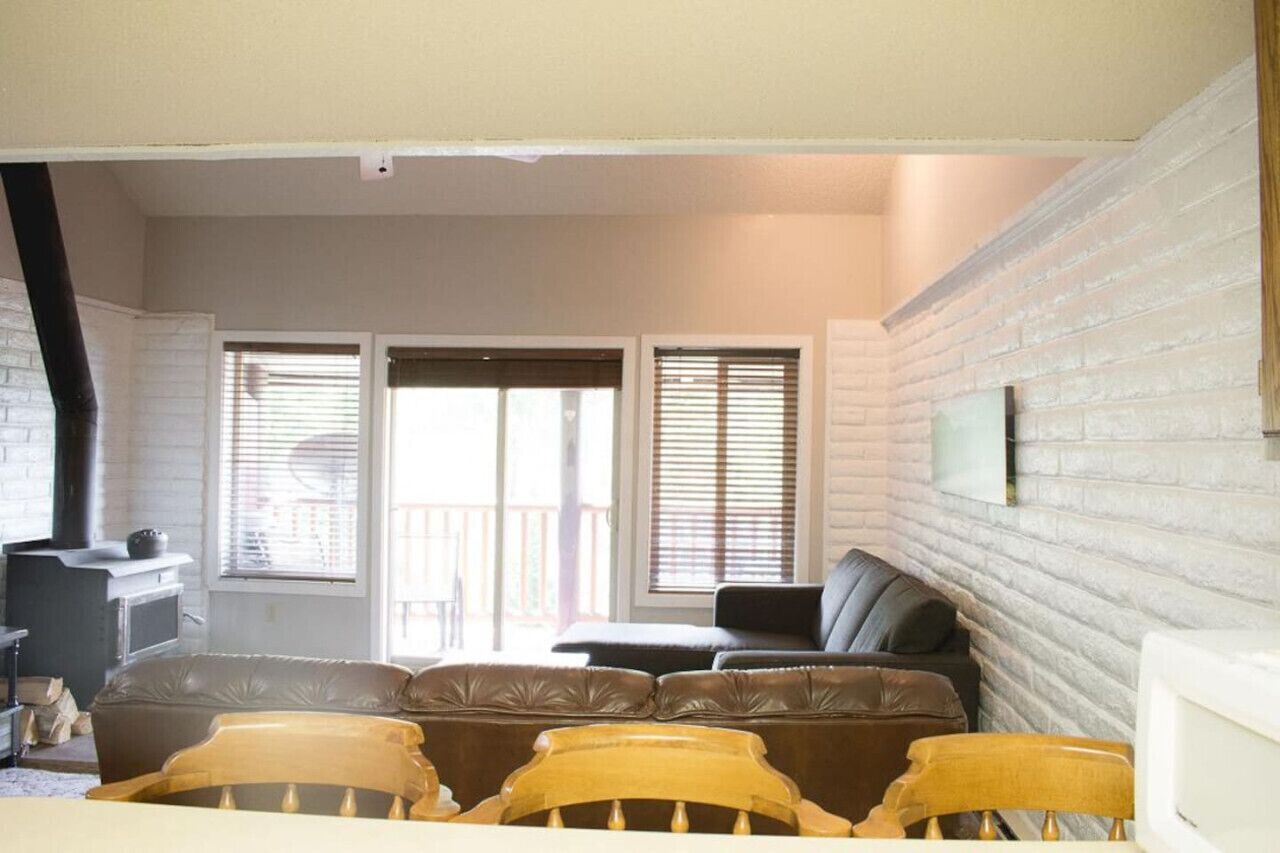 Televisión, chimenea y libros 