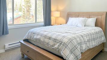 3 slaapkamers, een strijkplank/strijkijzer, wifi, beddengoed