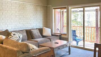 Een televisie, een open haard en boeken