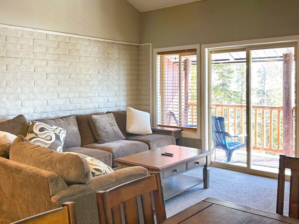 Fernseher, Kamin, Bücher