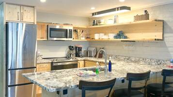 Réfrigérateur, micro-ondes, four, plaque de cuisson