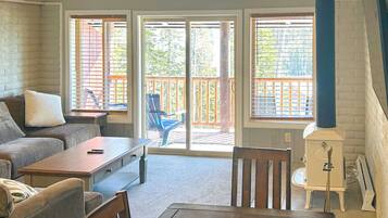 Fernseher, Kamin, Bücher