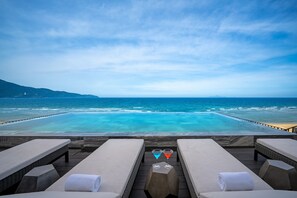 Outdoor pool, pool umbrellas, pool loungers - M SUITE Danang Beach (Da Nang)
