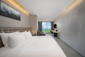 Suite estudio ejecutiva, vistas al mar | Minibar con artículos gratuitos, caja fuerte, escritorio