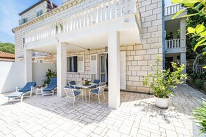 Outdoor dining - Apartments Maro, (16465), Cavtat, hr (Cavtat)