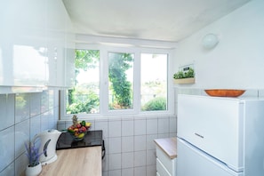 Fridge, microwave, cookware/dishes/utensils - Apartments Maro, (16466), Cavtat, hr (Cavtat)