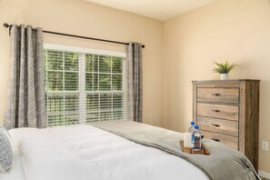 1 habitación, tabla de planchar con plancha, wifi gratis y ropa de cama