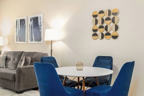 Dining - The Fenimore Flat | No Steps | Patio | King Bed! (Westerville)