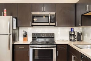 Fridge, microwave, oven, stovetop - The Fenimore Flat | No Steps | Patio | King Bed! (Westerville)