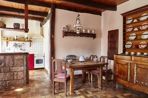 Dining - Gite of character in Britanny, peace and comfort, park, restaurant, sea 15km (Finistère)