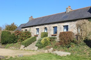 Exterior - Gite of character in Britanny, peace and comfort, park, restaurant, sea 15km (Finistère)