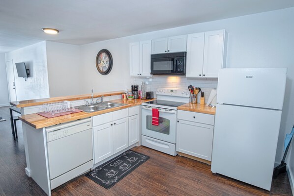 Appartamento (2 Bedrooms) | Cucina privata | Microonde, forno, piano cottura, pentole/stoviglie/utensili