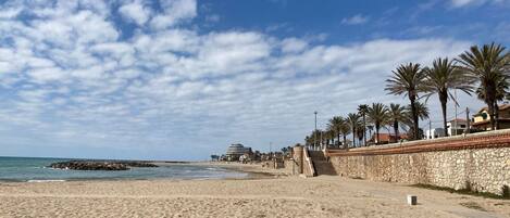 بالقرب من الشاطئ