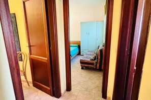 2 Schlafzimmer, Bügeleisen/Bügelbrett