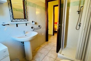 Dusche, Haartrockner, Bidet