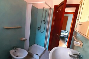 تجهيزات دش، مجففات شعر، مراحيض شطف