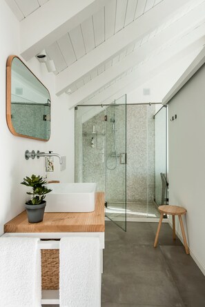 Een douche, een haardroger, een bidet, handdoeken