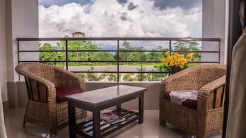 Executive Deluxe Room | Living area