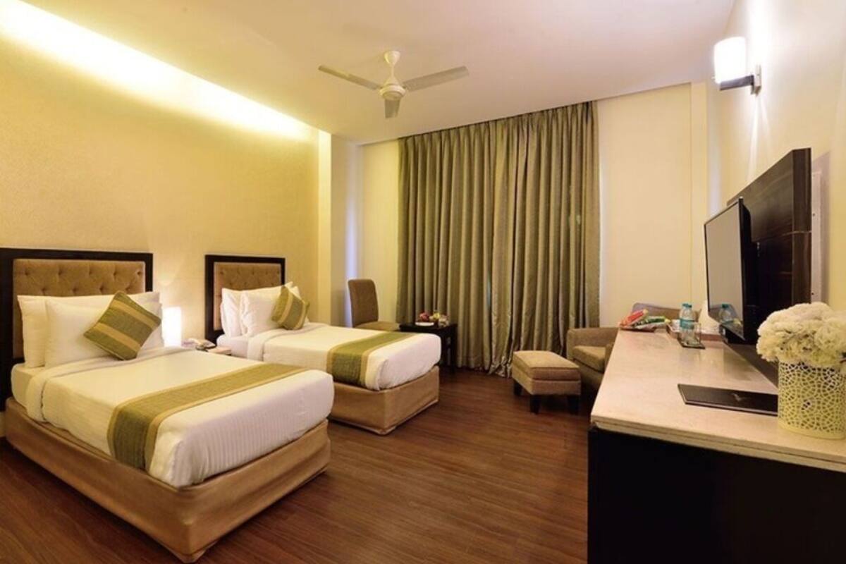 Club Suite | Minibar, in-room safe, iron/ironing board (on request), WiFi (free)