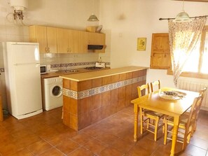 ميكروويف، غسالة أطباق، ماكينة لصنع القهوة/الشاي