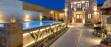 Piscine extérieure (ouverte en saison), parasols de plage