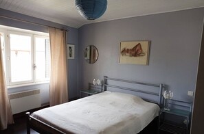 3 bedrooms, iron/ironing board, travel cot