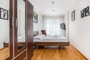 Apartment, 1 Schlafzimmer, Balkon, am Strand | 1 Schlafzimmer, Bügeleisen/Bügelbrett, kostenloses WLAN, Bettwäsche