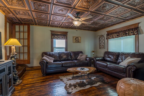 Älytelevisio, takka, kirjoja