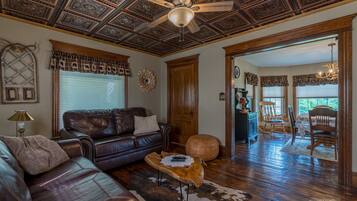 Smart-TV, Kamin, Bücher