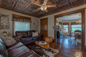 Smart TV, lareira, livros