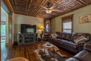 Smart TV, lareira, livros