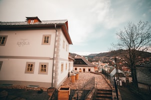 Um edifício com uma placa indicando 