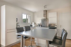 Kühlschrank, Mikrowelle, Ofen, Geschirrspüler