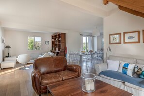 TV, fireplace - Charming house for 11 people in Sarzeau (Sarzeau)