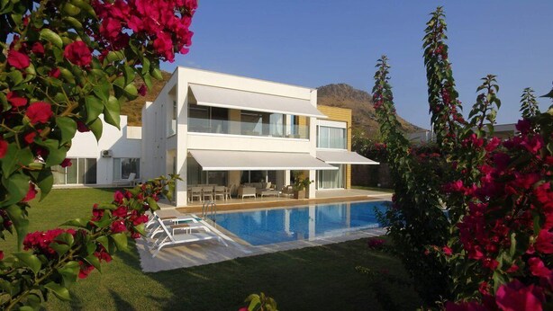 Front of property - Turgutreis 5 Bedrooms Private Pool Villa (Bodrum)