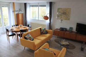 Télévision, lecteur de DVD, chaîne hi-fi