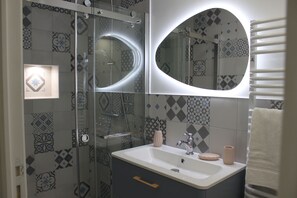 Douche, séchoir à cheveux, savon, papier de toilette