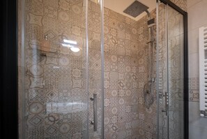 Kostenlose Toilettenartikel, Haartrockner, Handtücher