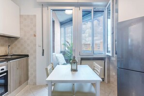 Microwave, oven, stovetop, toaster - GuestHost - Bright Flat with Terrace (Ferrara)