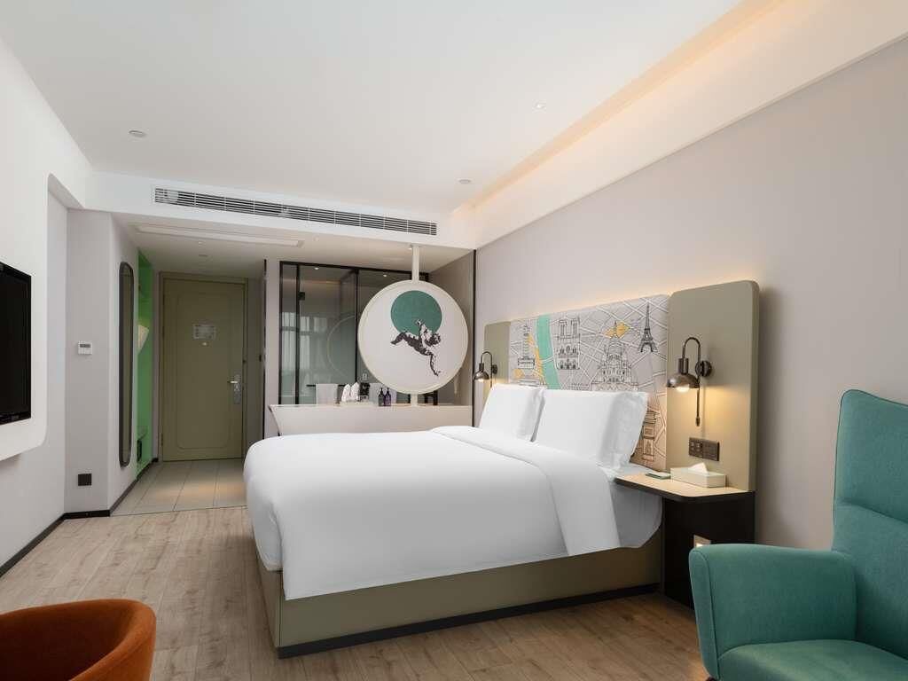 Privilege, Room, 1 King Bed | In-room safe, free WiFi, bed sheets