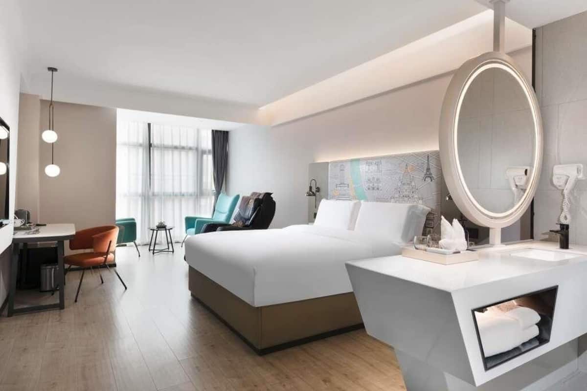 Deluxe Room, 1 King Bed