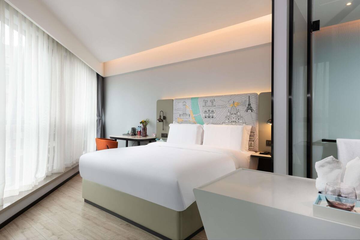 Standard Room, 1 King Bed | In-room safe, WiFi (free), bed sheets