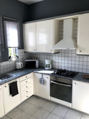 Jääkaappi, mikroaaltouuni, uuni, liesi