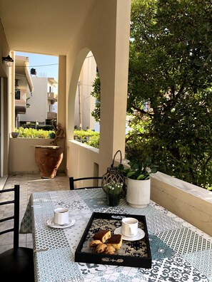 Outdoor dining - Rosy's House (Χανιά)